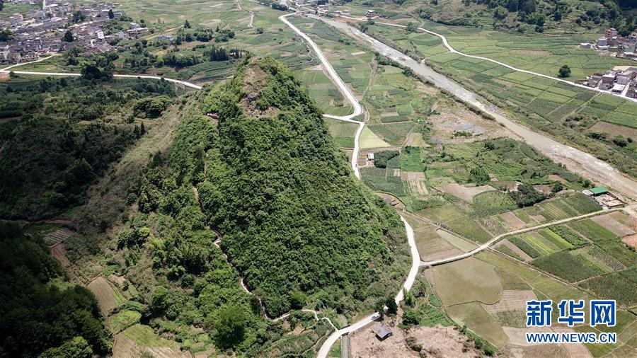 （壯麗70年·奮斗新時代——記者再走長征路·圖文互動）（1）永恒祭奠：他們，倒在了第二道封鎖線上