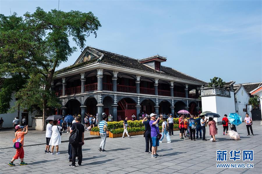 (新華全媒頭條·壯麗70年·奮斗新時代——記者再走長征路·圖文互動)(7)偉大轉折是怎樣發生的——重回遵義會議現場