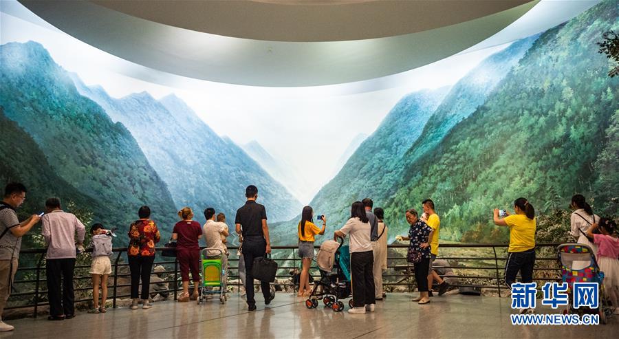 (新華全媒頭條·壯麗70年·奮斗新時代——記者再走長征路·圖文互動)(11)偉大轉折是怎樣發生的——重回遵義會議現場