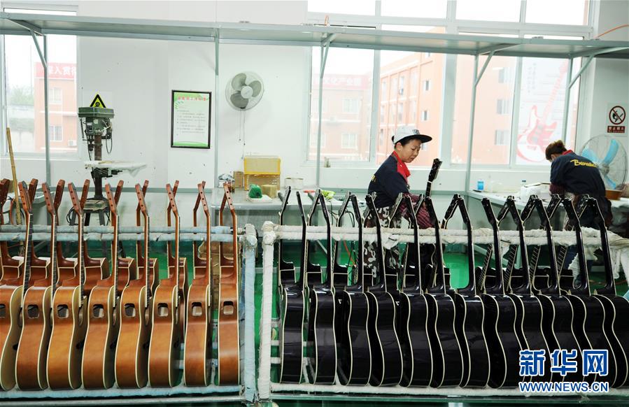 (在習近平新時代中國特色社會主義思想指引下——新時代新作為新篇章·圖文互動)(2)貴州正安:吉他奏響發展“神曲”