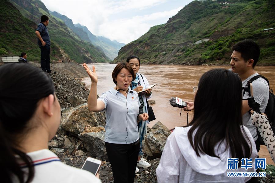 (新華全媒頭條·壯麗70年·奮斗新時代——記者再走長征路·圖文互動)(6)前進,向著光明的方向——尋訪金沙江畔紅色印記