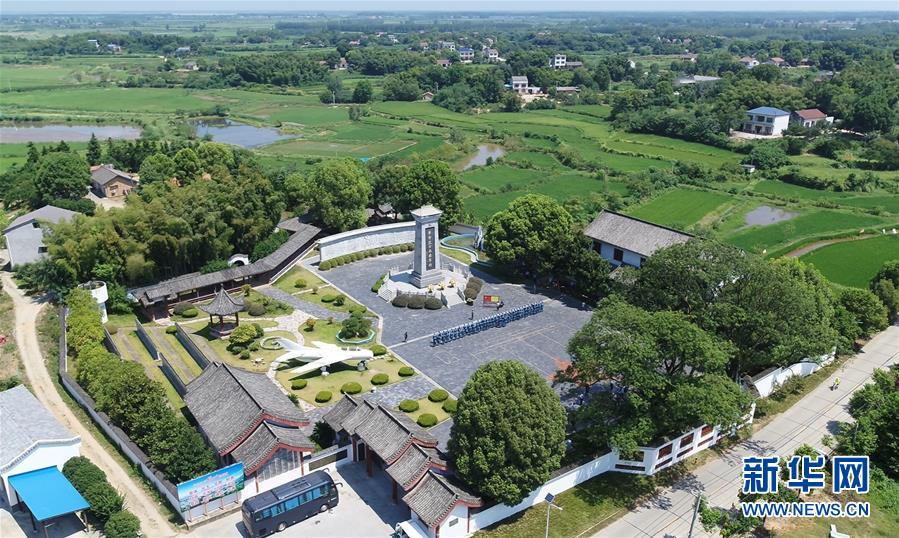 （壯麗70年·奮斗新時代——記者再走長征路·圖文互動）（1）“紅軍樹”下憶初心、守初心