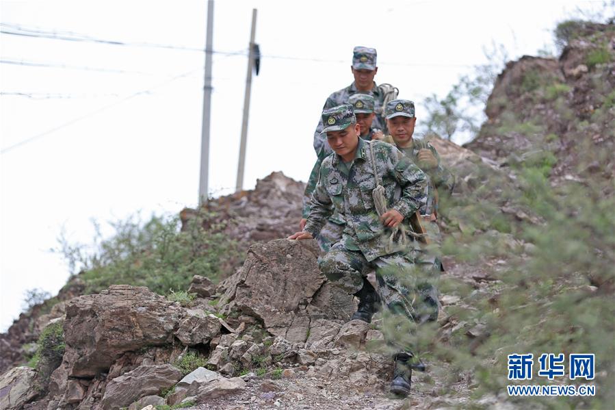 (圖文互動)(1)高原上的“拴心石”——記某信息通信基地四營五連連長翁春芳