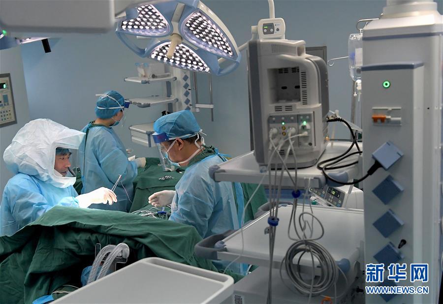 （中國網事·感動2019·圖文互動）（2）為艾滋病患者主刀的醫生馮秀嶺：每個生命都值得尊重