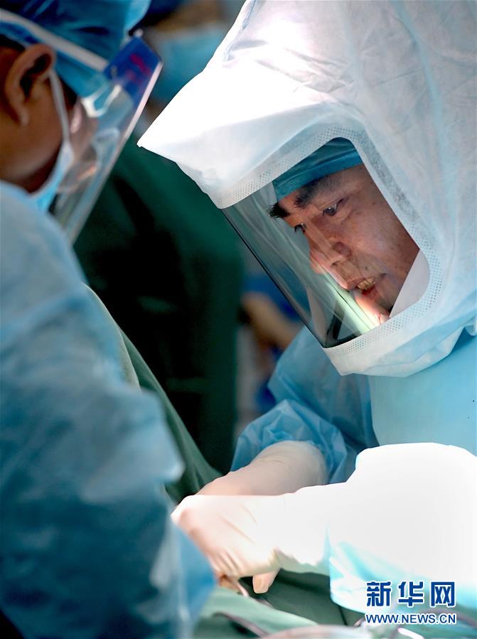 （中國網事·感動2019·圖文互動）（3）為艾滋病患者主刀的醫生馮秀嶺：每個生命都值得尊重