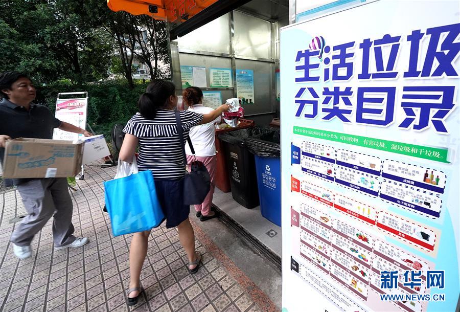 (新華視點·圖文互動)(2)上海垃圾分類“滿月”:“拎得清”了,“守得住”么?