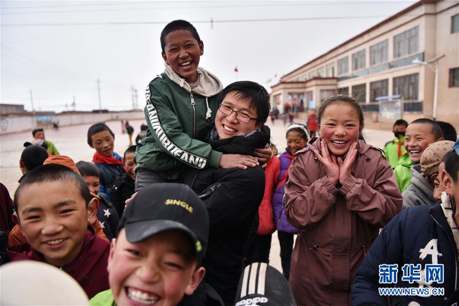 （不忘初心、牢記使命&middot;圖文互動）（1）青春之花綻放五千米云端&mdash;&mdash;記扎根海拔最高縣小學教師夫妻杜安東、曹曉花