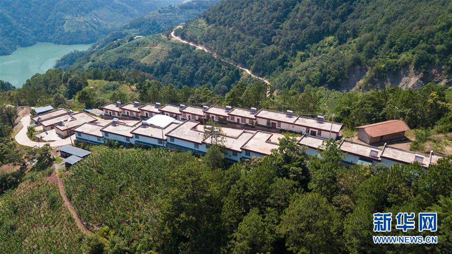 (在習(xí)近平新時(shí)代中國特色社會(huì)主義思想指引下——新時(shí)代新作為新篇章·總書記關(guān)心的百姓身邊事·圖文互動(dòng))(1)“四好農(nóng)村路”:通向幸福,通向遠(yuǎn)方