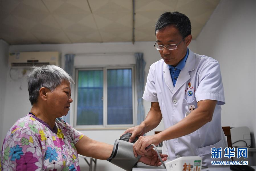 （新華全媒頭條&middot;圖文互動）（3）伶仃洋邊&ldquo;守門&rdquo;人&mdash;&mdash;記堅守海島32年的黨員醫生王桂湘