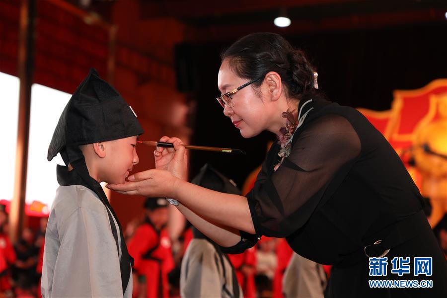 (愛國(guó)情 奮斗者·圖文互動(dòng))(1)張榮華:立足實(shí)業(yè)闖新路