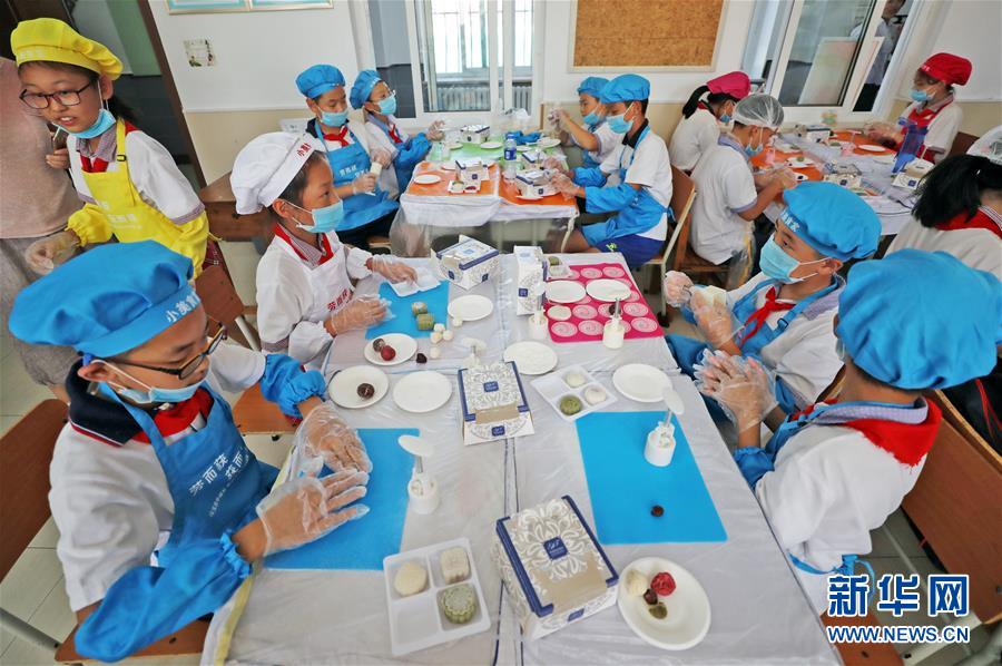 （在習(xí)近平新時代中國特色社會主義思想指引下&mdash;&mdash;新時代新作為新篇章&middot;總書記關(guān)心的百姓身邊事&middot;圖文互動）（1）&ldquo;媽媽第一次吃到我做的菜時高興得哭了&rdquo;&mdash;&mdash;中國孩子在勞動教育中健康成長