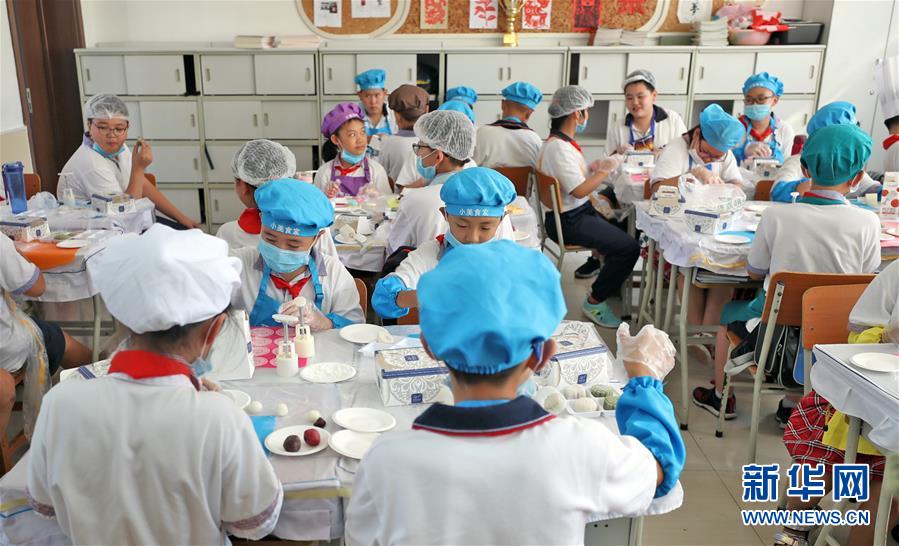 （在習(xí)近平新時代中國特色社會主義思想指引下&mdash;&mdash;新時代新作為新篇章&middot;總書記關(guān)心的百姓身邊事&middot;圖文互動）（2）&ldquo;媽媽第一次吃到我做的菜時高興得哭了&rdquo;&mdash;&mdash;中國孩子在勞動教育中健康成長