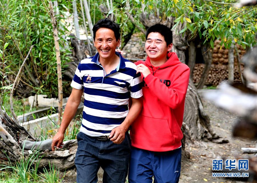 （在習近平新時代中國特色社會主義思想指引下——新時代新作為新篇章·總書記關心的百姓身邊事·圖文互動)（3）“我走進大山，是為了讓你走出大山”——大學生支教故事