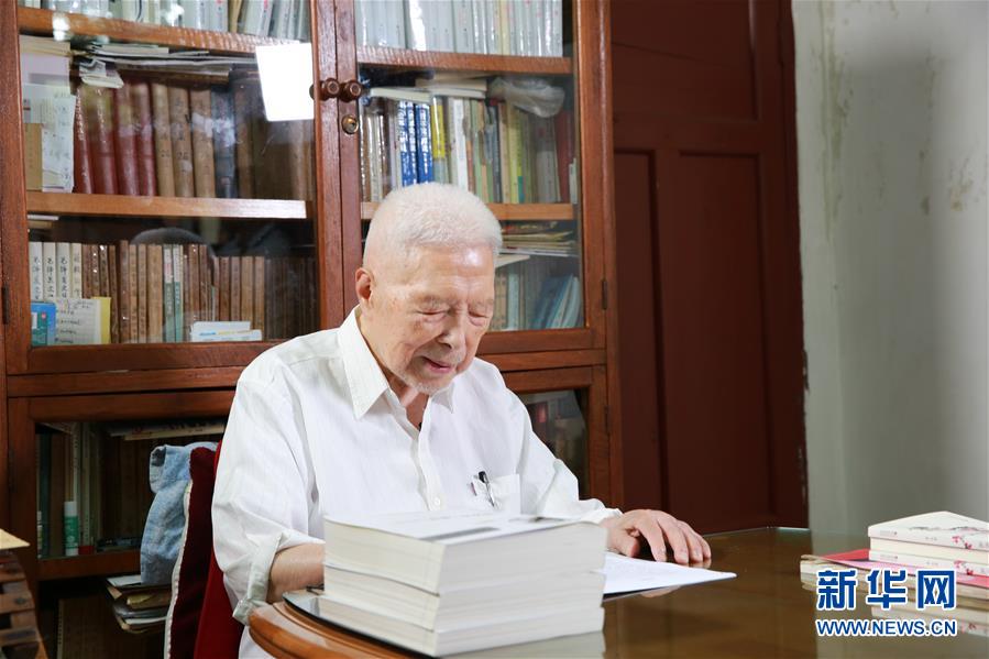 (愛國情 奮斗者·圖文互動)(1)一生“讀”一書 照亮前行路——記2018年“世界馬克思經濟學獎”獲得者陳征