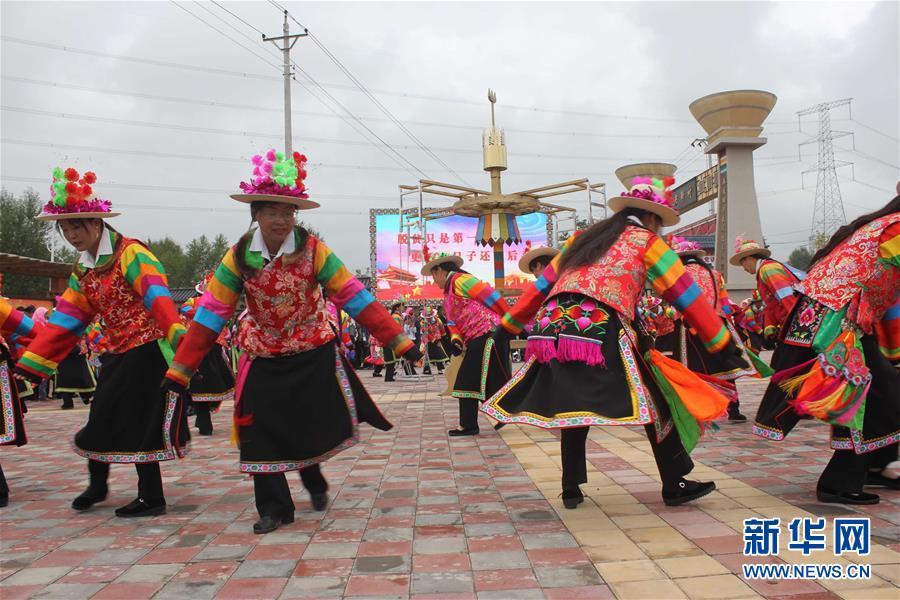（集中連片特困地區貧困村調研行·圖文互動）（2）搬下山天地寬　真脫貧笑開顏——青?；ブ磷遄灾慰h班彥村脫貧調查 