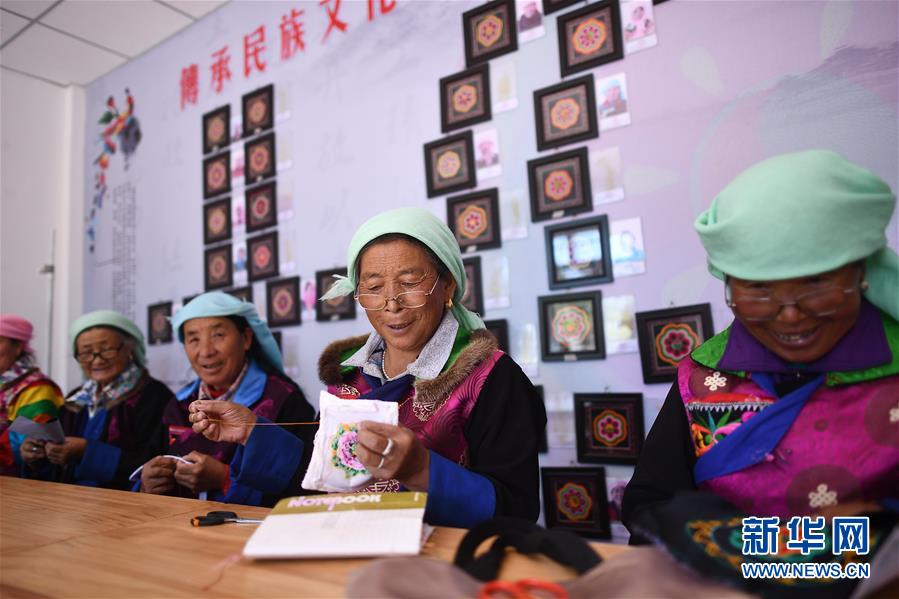 （集中連片特困地區貧困村調研行·圖文互動）（3）搬下山天地寬　真脫貧笑開顏——青?；ブ磷遄灾慰h班彥村脫貧調查 