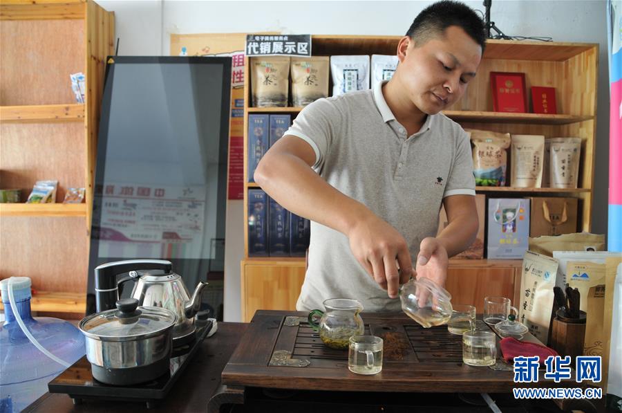 (在習近平新時代中國特色社會主義思想指引下——新時代新作為新篇章·總書記關心的百姓身邊事·圖文互動)(2)手機成為“新農具” 莊戶人變“新店家”——農村電商助力農民豐收