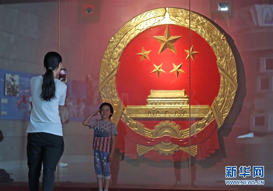 (圖文互動(dòng))(3)難忘:第一枚金屬國(guó)徽的金色記憶