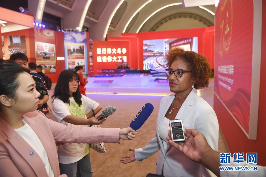 (圖文互動(dòng))(5)讓友誼輝映未來——記“友誼勛章”獲得者及代表參觀慶祝中華人民共和國(guó)成立70周年大型成就展