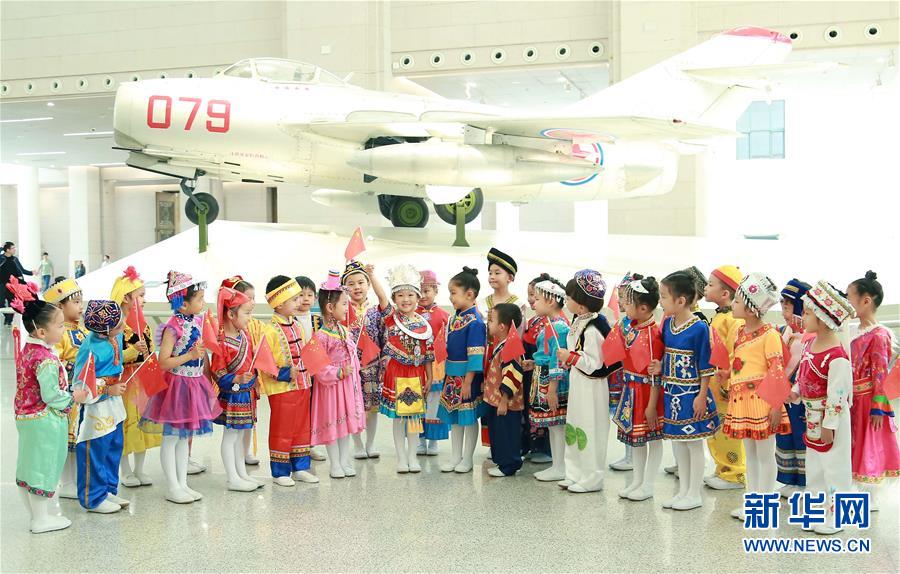 (人民空軍70年·圖文互動(dòng))(2)我愛(ài)祖國(guó)的藍(lán)天——空軍強(qiáng)軍主題紀(jì)念封8張“同框照”背后的故事