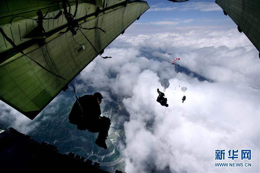 （新華全媒頭條·人民空軍70年·圖文互動）（12）陽光照耀奮飛的航程——黨中央、中央軍委和習主席關心人民空軍建設發展紀實
