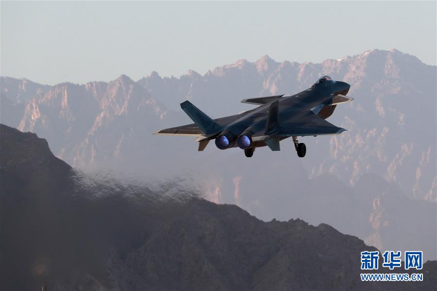 （新華全媒頭條·人民空軍70年·圖文互動）（14）陽光照耀奮飛的航程——黨中央、中央軍委和習主席關心人民空軍建設發展紀實