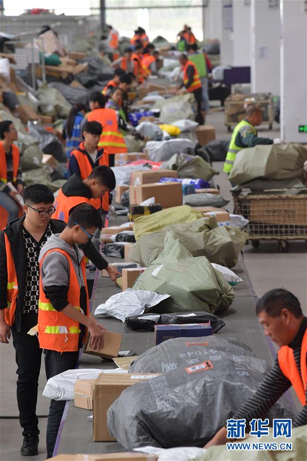 (新華全媒頭條·圖文互動(dòng))(3)“雙11”11年:中國(guó)邁向消費(fèi)大國(guó)的鮮明印記