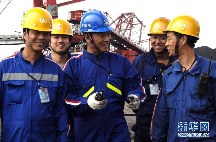 (愛國情 奮斗者·圖文互動)(3)錨定無悔奮進的航向——記港口創(chuàng)新路上的“藍(lán)領(lǐng)專家”孔祥瑞