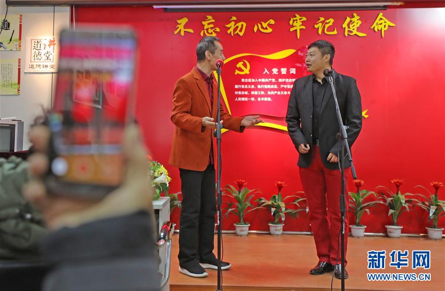 (四中全會精神在基層·圖文互動)(3)說學逗唱間傳遞中國之治——遼寧創新組織曲藝小分隊宣講四中全會精神