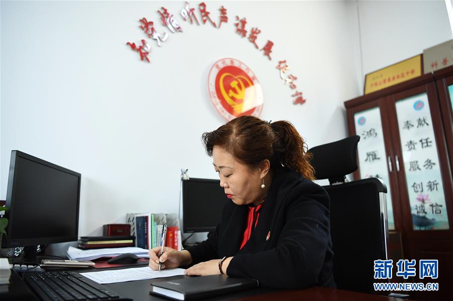 (愛(ài)國(guó)情 奮斗者·圖文互動(dòng))(2)任紅梅:陽(yáng)泉段南溝社區(qū)居民的“貼心人”