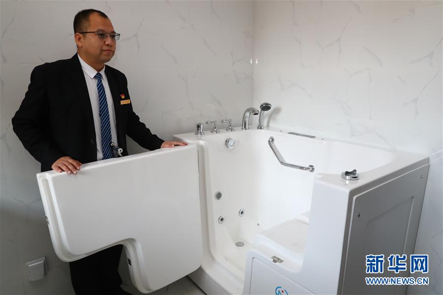 (四中全會精神在基層·圖文互動)(3)棚改區的民生新事:給回遷居民補上康養服務短板