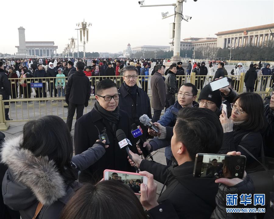 (社會(huì))(3)香港警務(wù)處處長鄧炳強(qiáng)率團(tuán)觀看天安門廣場升國旗儀式