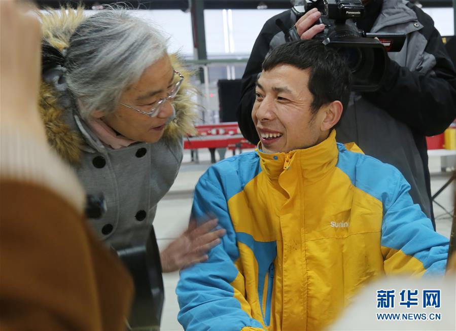 (圖文互動)(2)特寫:全國道德模范為“快遞小哥”送“愛心禮包”