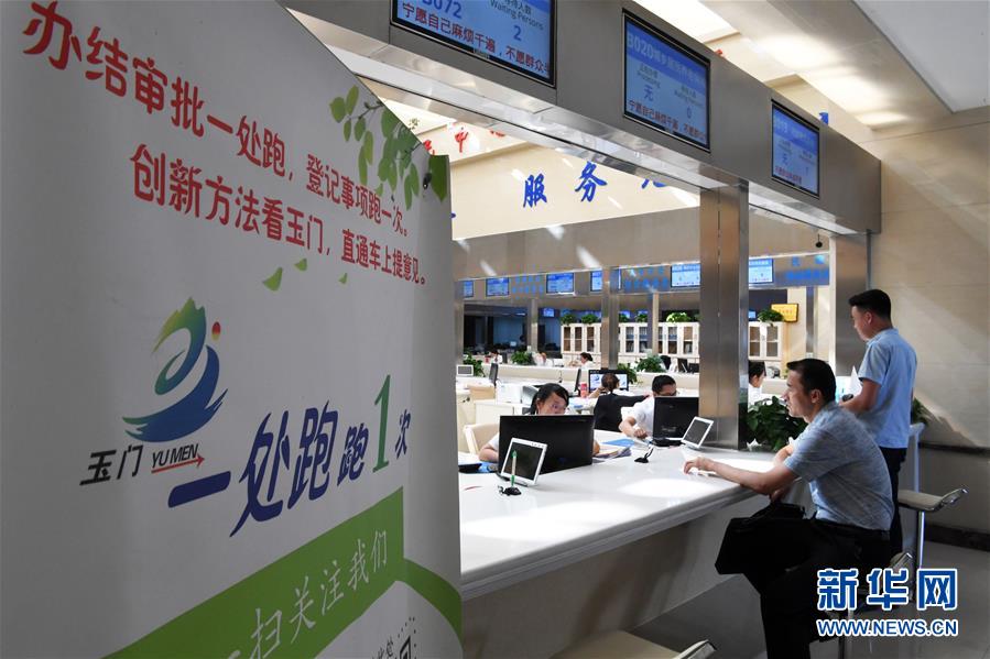 （新華全媒頭條·兩會特別報道·圖文互動）（4）嚴要求實作風，再創時代偉業——寫在“三嚴三實”提出五周年之際