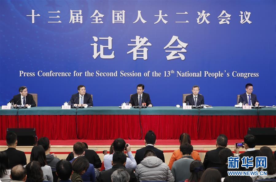 (兩會(huì)·XHDW)(1)商務(wù)部部長(zhǎng)鐘山等就“促進(jìn)形成強(qiáng)大國(guó)內(nèi)市場(chǎng) 推動(dòng)全方位對(duì)外開(kāi)放”答記者問(wèn)