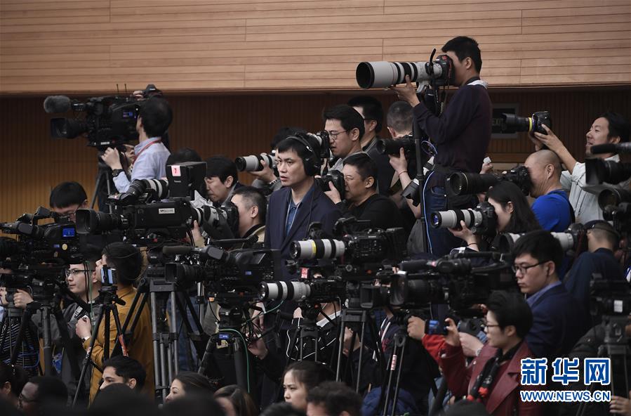 (兩會(huì)·XHDW)(9)商務(wù)部部長(zhǎng)鐘山等就“促進(jìn)形成強(qiáng)大國(guó)內(nèi)市場(chǎng) 推動(dòng)全方位對(duì)外開(kāi)放”答記者問(wèn)