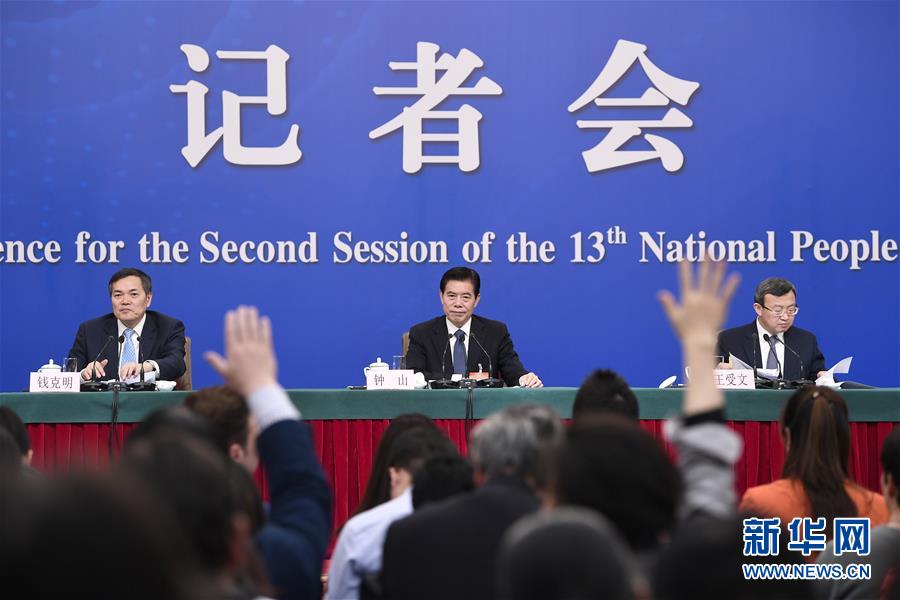 (兩會(huì)·XHDW)(11)商務(wù)部部長(zhǎng)鐘山等就“促進(jìn)形成強(qiáng)大國(guó)內(nèi)市場(chǎng) 推動(dòng)全方位對(duì)外開放”答記者問(wèn)