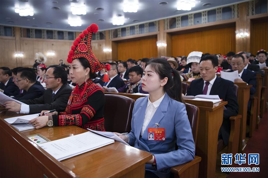 (新華全媒頭條·兩會特別報道·圖文互動)(11)向著夢想的接力——“90歲”與“95后”代表的“對話”