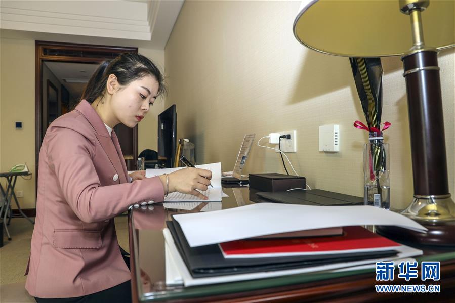 (新華全媒頭條·兩會特別報道·圖文互動)(12)向著夢想的接力——“90歲”與“95后”代表的“對話”