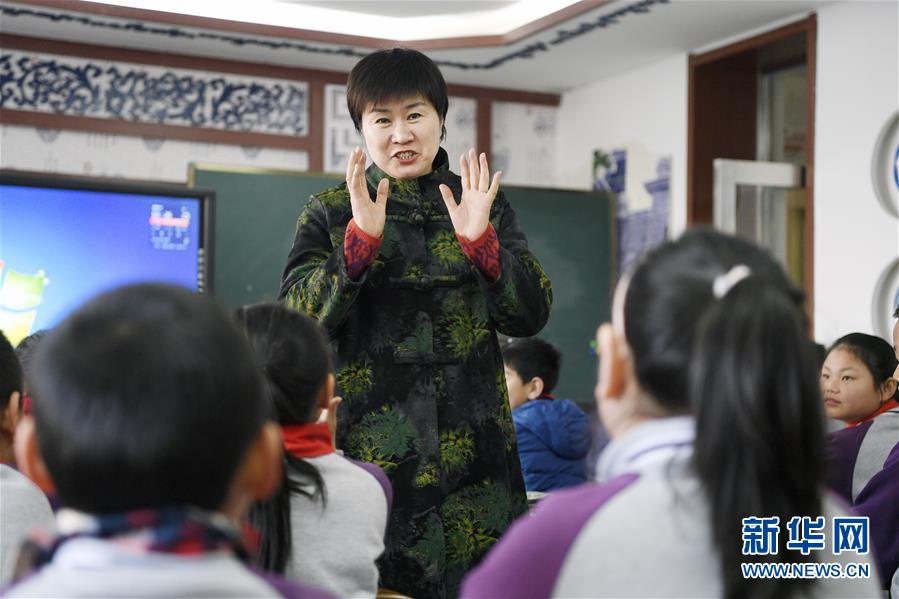 (兩會·圖片故事)(5)全國人大代表馬恒燕:讓城鄉(xiāng)學(xué)生共享“互聯(lián)網(wǎng)+教育”優(yōu)質(zhì)資源