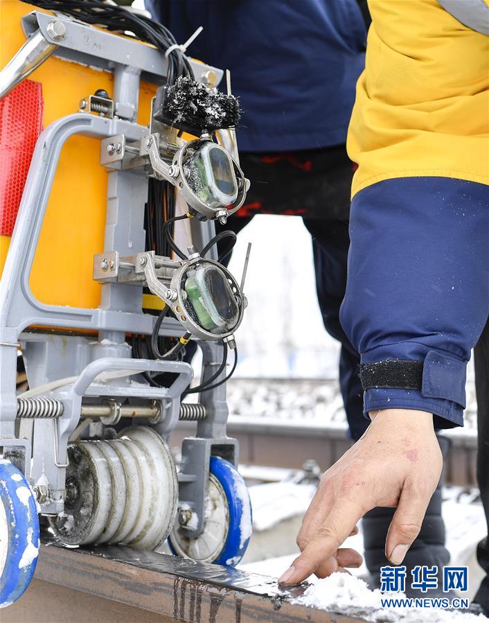 （新春走基層）（13）嚴寒下的&ldquo;鐵路醫(yī)生&rdquo;：風(fēng)雪中守護回家路