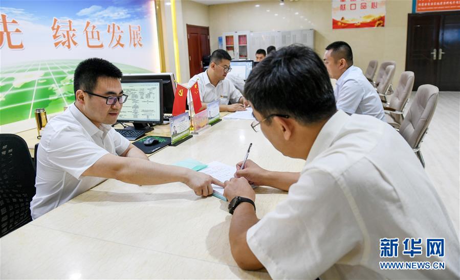 （新華全媒頭條&middot;圖文互動）（5）為基層松綁減負　促干部擔(dān)當(dāng)作為&mdash;&mdash;以習(xí)近平同志為核心的黨中央推進&ldquo;基層減負年&rdquo;工作綜述