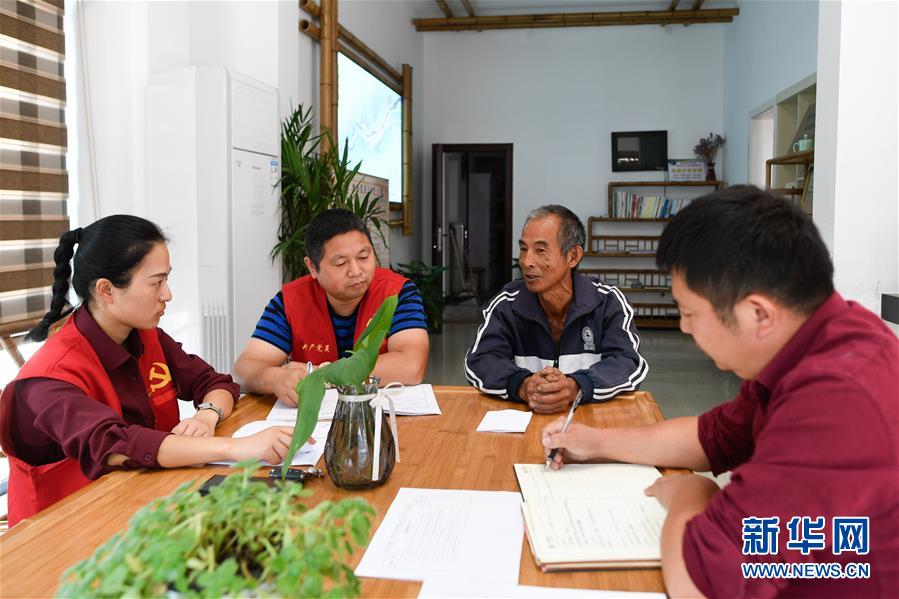 （新華全媒頭條&middot;圖文互動）（6）為基層松綁減負　促干部擔(dān)當(dāng)作為&mdash;&mdash;以習(xí)近平同志為核心的黨中央推進&ldquo;基層減負年&rdquo;工作綜述