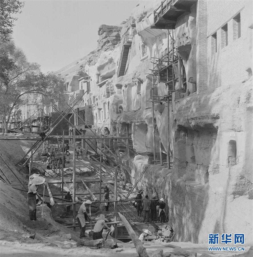 (時代先鋒·圖文互動)(4)此生不悔入沙海 勇?lián)厝问家娊?mdash;—敦煌研究院文物保護利用群體群像