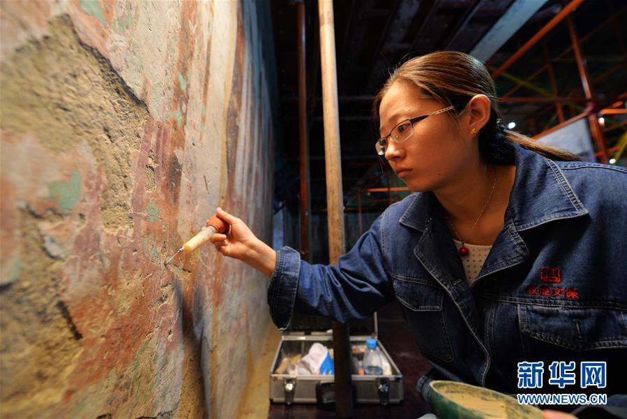 (時代先鋒·圖文互動)(8)此生不悔入沙海 勇?lián)厝问家娊?mdash;—敦煌研究院文物保護利用群體群像