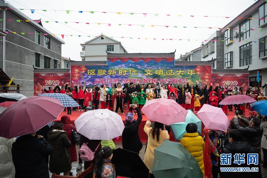 (新春走基層·圖文互動)(2)村晚“說唱”唱什么?