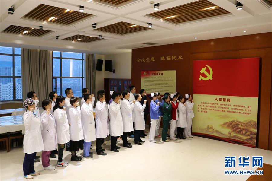 (新華全媒頭條·圖文互動(dòng))(4)新華社評(píng)論員:危難時(shí)刻,黨員干部要挺身而出——論堅(jiān)決打贏疫情防控阻擊戰(zhàn)