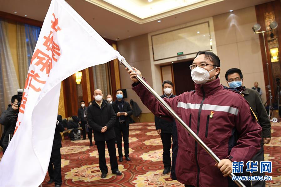 （新華全媒頭條&middot;圖文互動）（3）黨旗，高高飄揚(yáng)在防控疫情斗爭第一線&mdash;&mdash;各級黨組織和廣大黨員干部投身疫情防控阻擊戰(zhàn)紀(jì)實(shí)