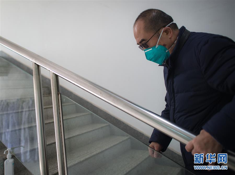 (新華全媒頭條·聚焦疫情防控·圖文互動)(11)拼漸凍生命 與疫魔競速——記疫情“風暴眼”中武漢金銀潭醫院院長張定宇