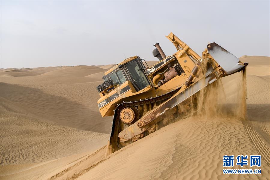(新春走基層·圖文互動)(3)特寫:與車為伴,獨行沙海